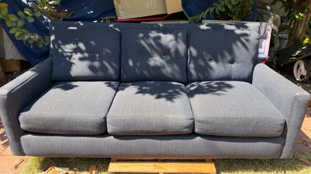 Blue couch 🛋️ very comfortable,Comes w 4 Sofa legs.