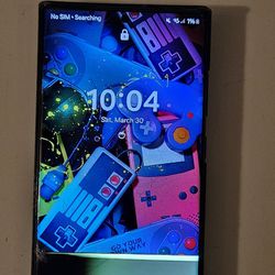 Samsung Galaxy S22 Ultra. (Cracked Screen.)