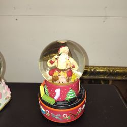 Snow Globes Train Even Moves Around The Outside 