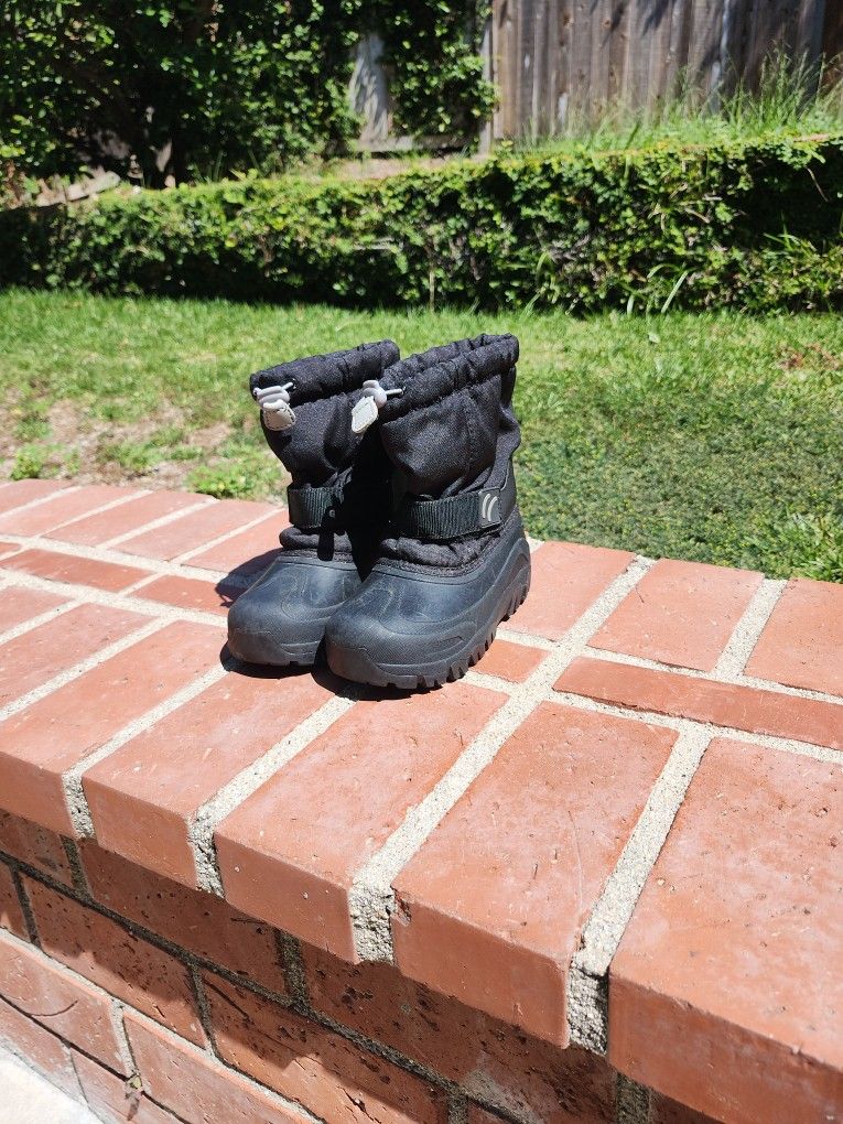 Boy's Snow Boots Size 2