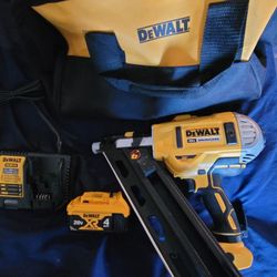 Dewalt XR Brushless 30° Paper Collated Framing Nailer Kit