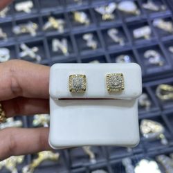 10k Diamond Gold Screwback Earrings 