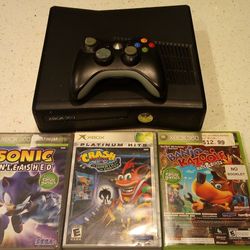 Xbox 360 E INCLUDES 3 GAMES