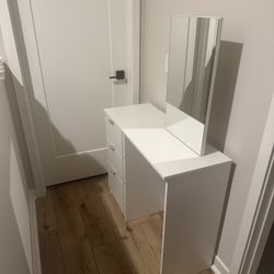 Vanity Desk With Mirror 