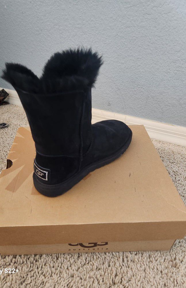 Uggs Boots Size 6 Like NEW Pick Up Only 7 Ave And Baseline 