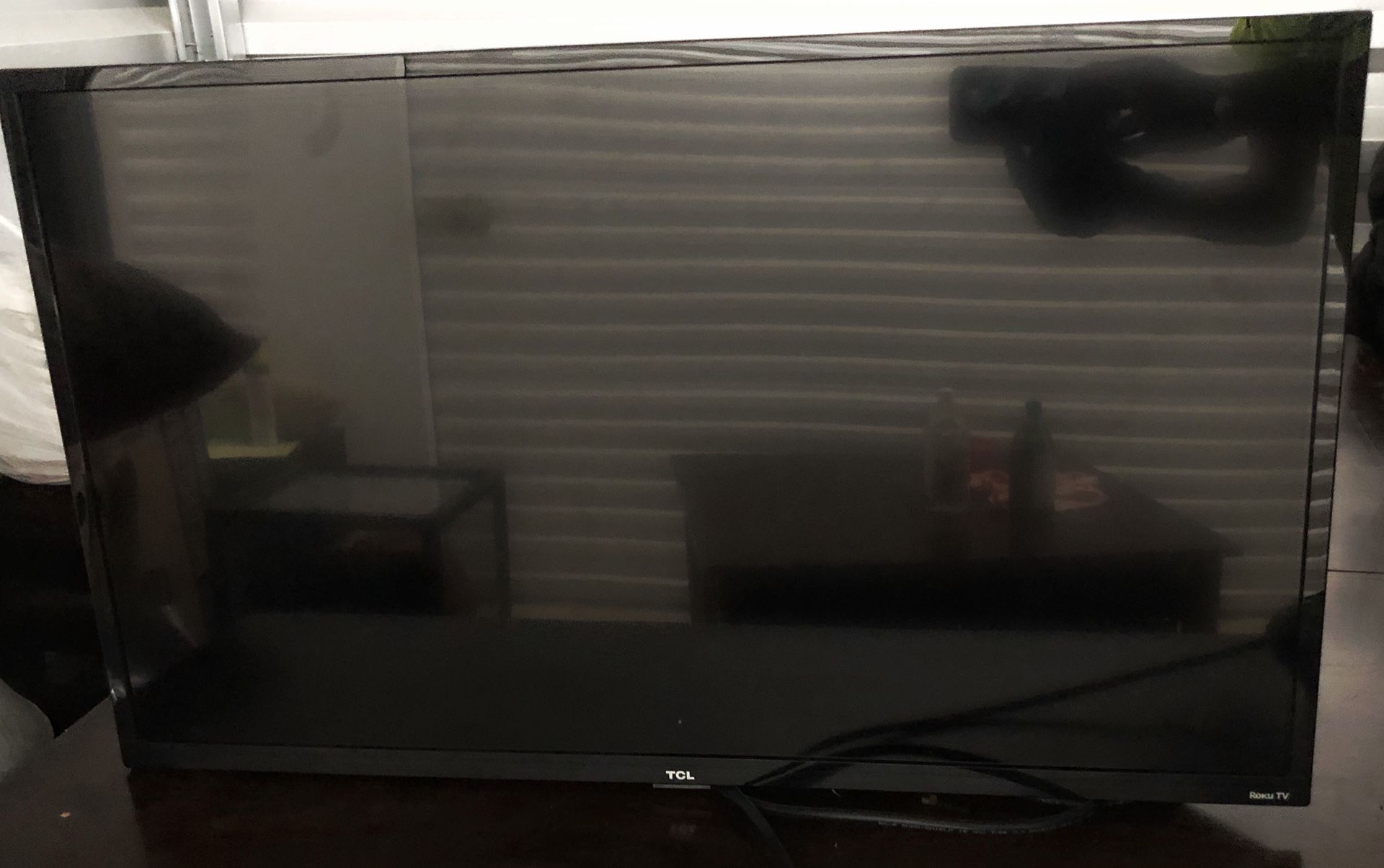 Flat screen 32” smart TCL Roku HD Led TV
