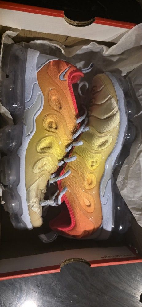 Nike Air VaporMax Plus
Opti Yellow Laser Crimson (Women's)sz8