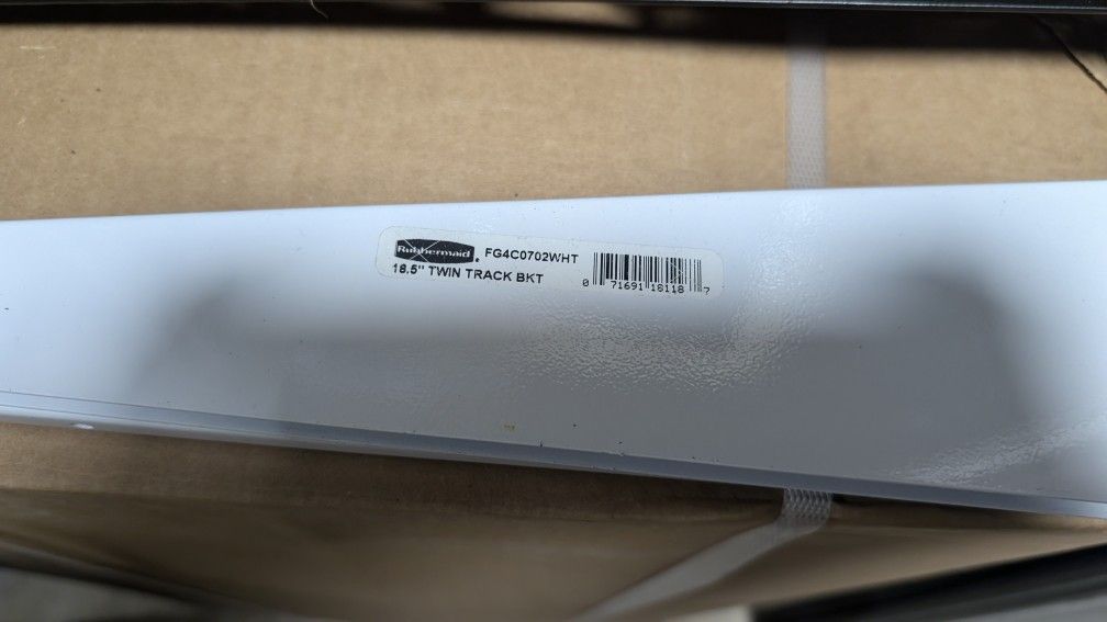 Rubbermaid 18.5 in. White Twin Track Bracket for Wood Shelving
