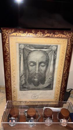 framed image appears to be a vintage print of the "Vera Effigies," also known as the Holy Face of Jesus or Veronica's Veil.Subject: The artwork depict