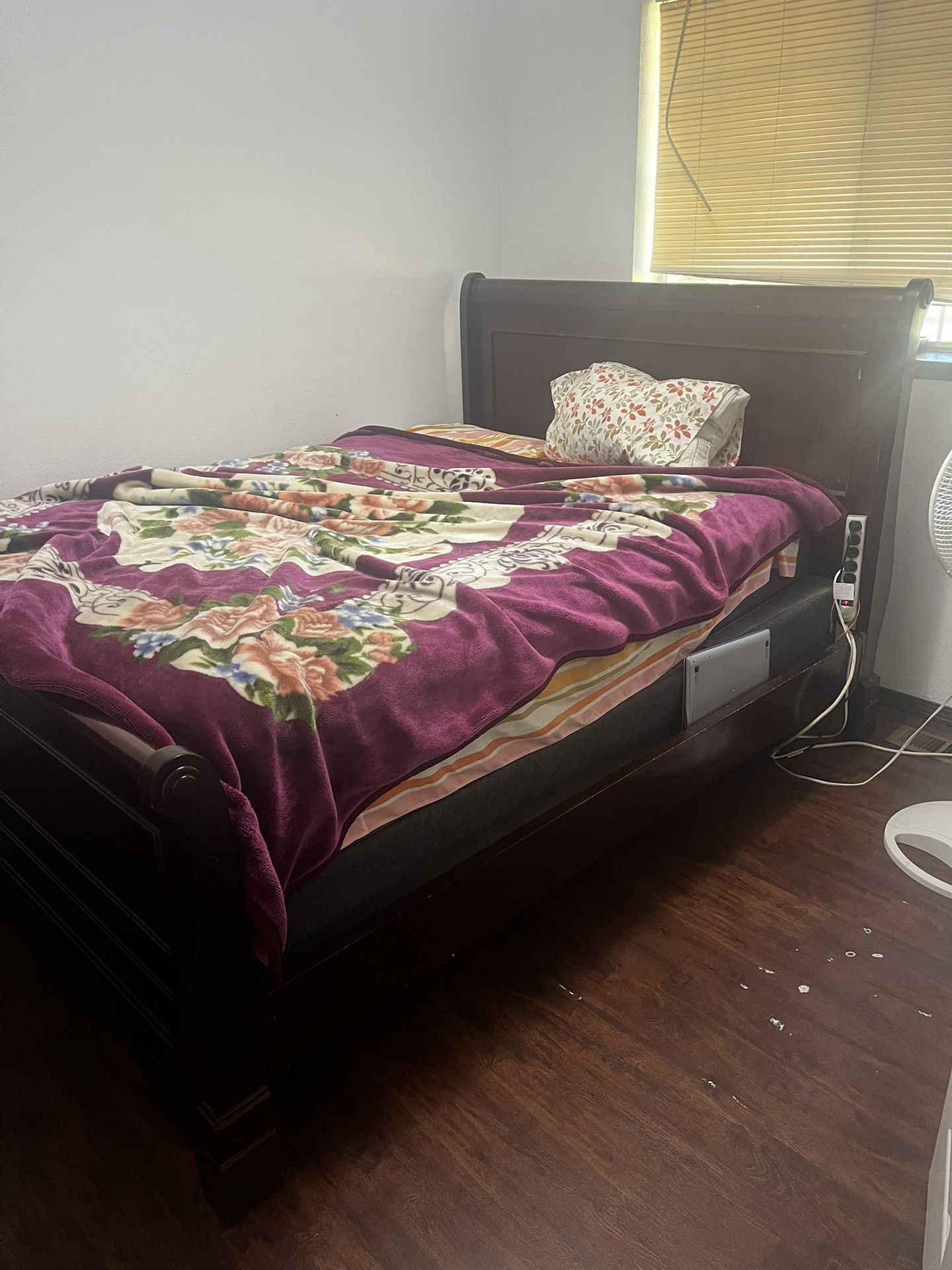 Selling Bed With Frame 40 Bucks  
