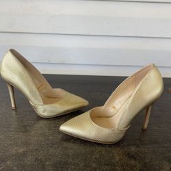 Women’s gold size 6.5m Jessica Simpson pumps
