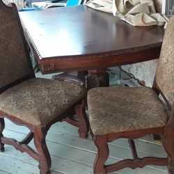 Nice table with 6 chairs 