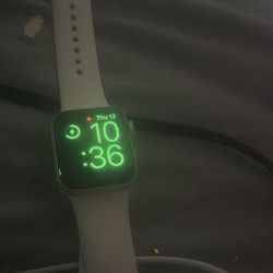 Apple Watch SE Locked 