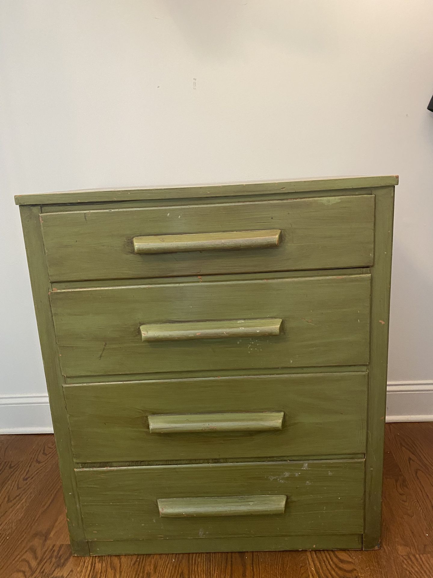 Small vintage 4 Drawer Dresser