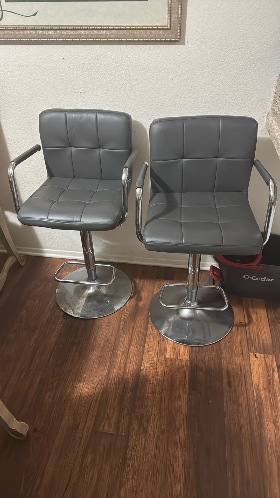 2 bar stools