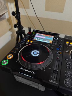 CDJ 2000NXS2 - comes with flight case and all cables