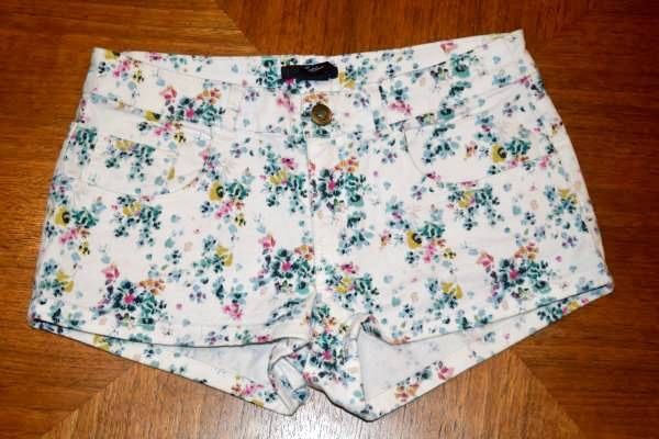H&M Ladies White Floral Denim Shorts Size 2