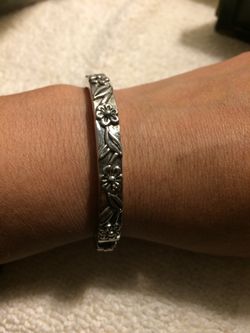 Pretty women’s bracelet