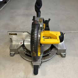 DeWalt DWS715. 12”  Miter Compound Saw 