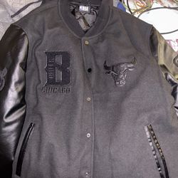 NBA CHICAGO BULLS COAT  2X BRAND NEVER WORN  $50