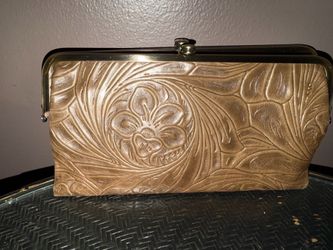 GORGEOUS Hobo leather magnetic snap clutch $150 RETAIL