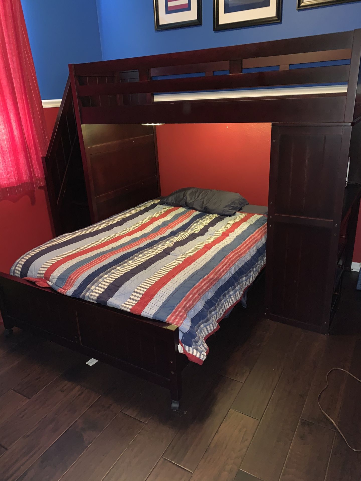 Full loft bed with twin bunk