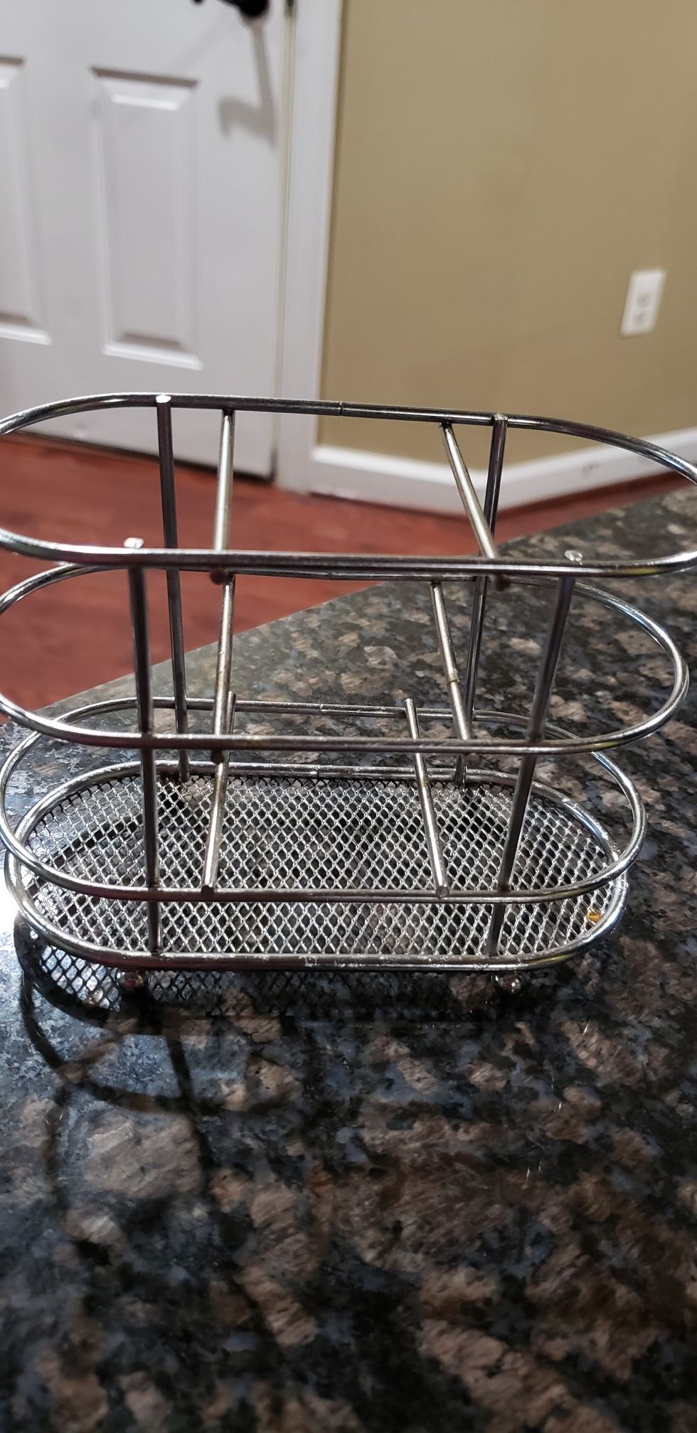 Kitchen utensils holder