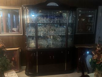 Complete dinning set China cabinet and table with 6 chairs very nice!!
