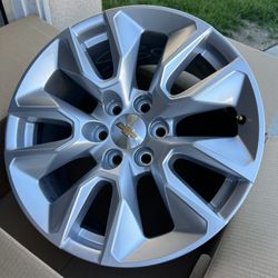 Single Chevy Silverado Rim 20” Oem New Condition ( One 1 Wheel Only )( Solamente Un 1 Rin ) Como Nuevo 