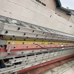 Escaleras de 24 pies de aluminio y de fibra de vidrio $220 cada una 