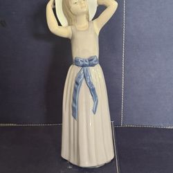 Lladro - Girl With Hat On Head 
