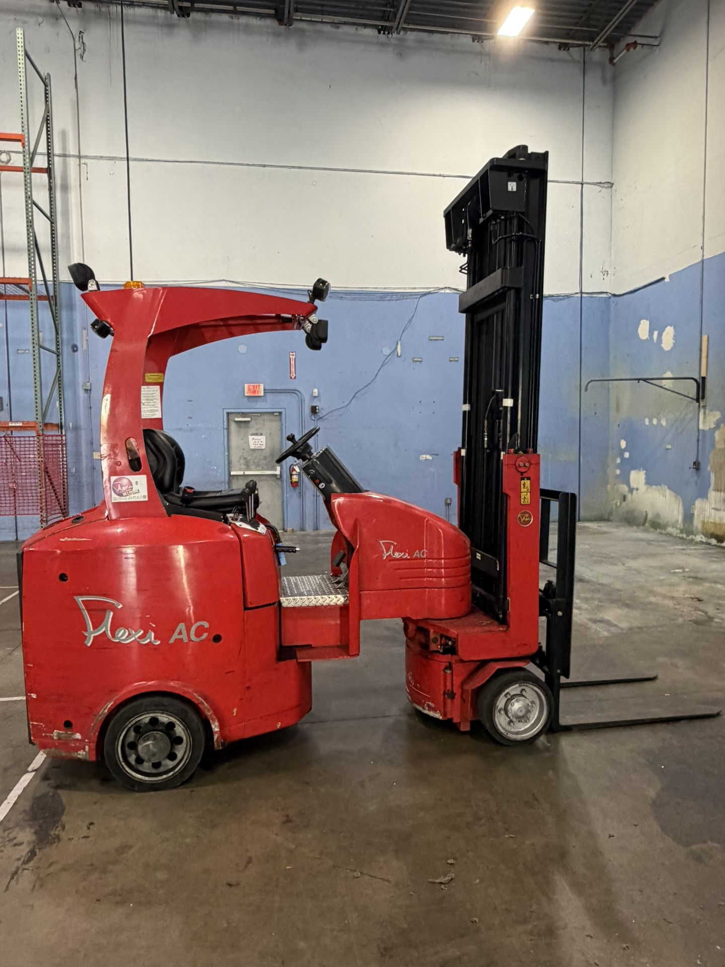 Flexi Narrow Aisle Forklift – 2,425 Hrs – New Batteries