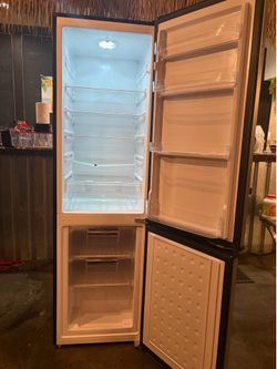 9 Cu Ft Fridge / Freezer - Like New - Clean
