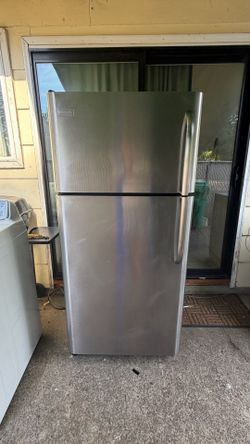 Stainless steel refrigerator working perfectly in excellent conditions💦