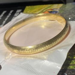 14k Gold Bangle Bracelet 