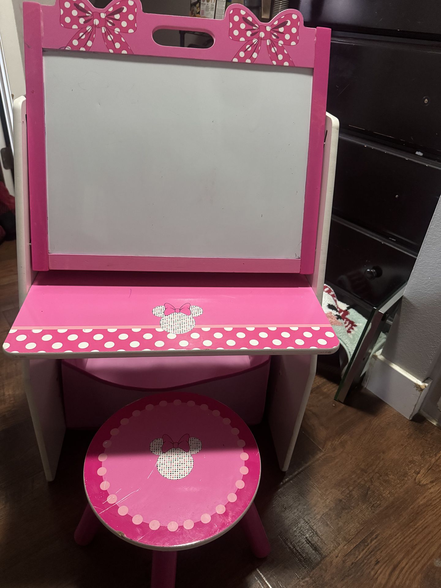 Minnie mouse desk