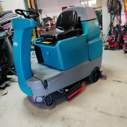Tennant T7, Floor Scrubber