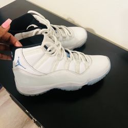 White Jordan 11 Size 9