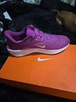 Womens NIKE Quest 6