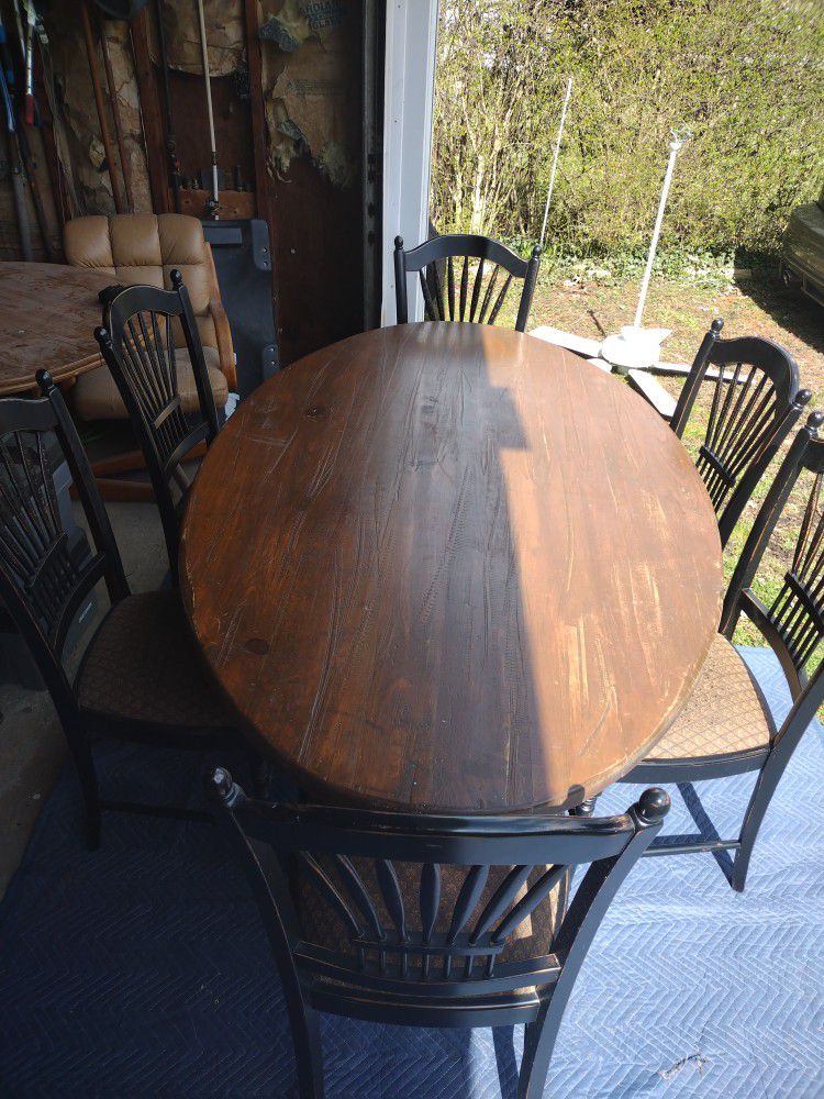 Nice Large Dinning Room Table W 6 Chairs. 