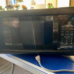 counter microwave - magic chef countertop microwave - excellent condition. Pick up at 67 ave and union hills