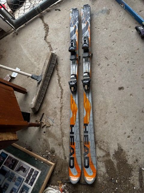 Skiis