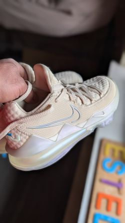 LeBron 17 Low ‘Light Cream’  size 4.5M 6.5W