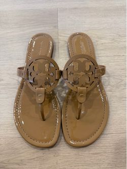Tory burch millers tan patent flip flops sz 9.5