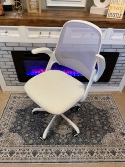 BRAND NEW**White and beige ergonomic office desk chair