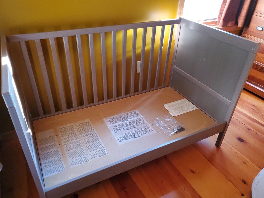 Sundvik 3-in-1 Convertible Crib With Mattress
