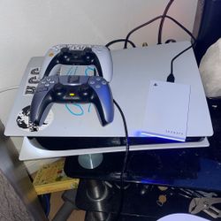 Slim Ps5 And 2 Controllers 