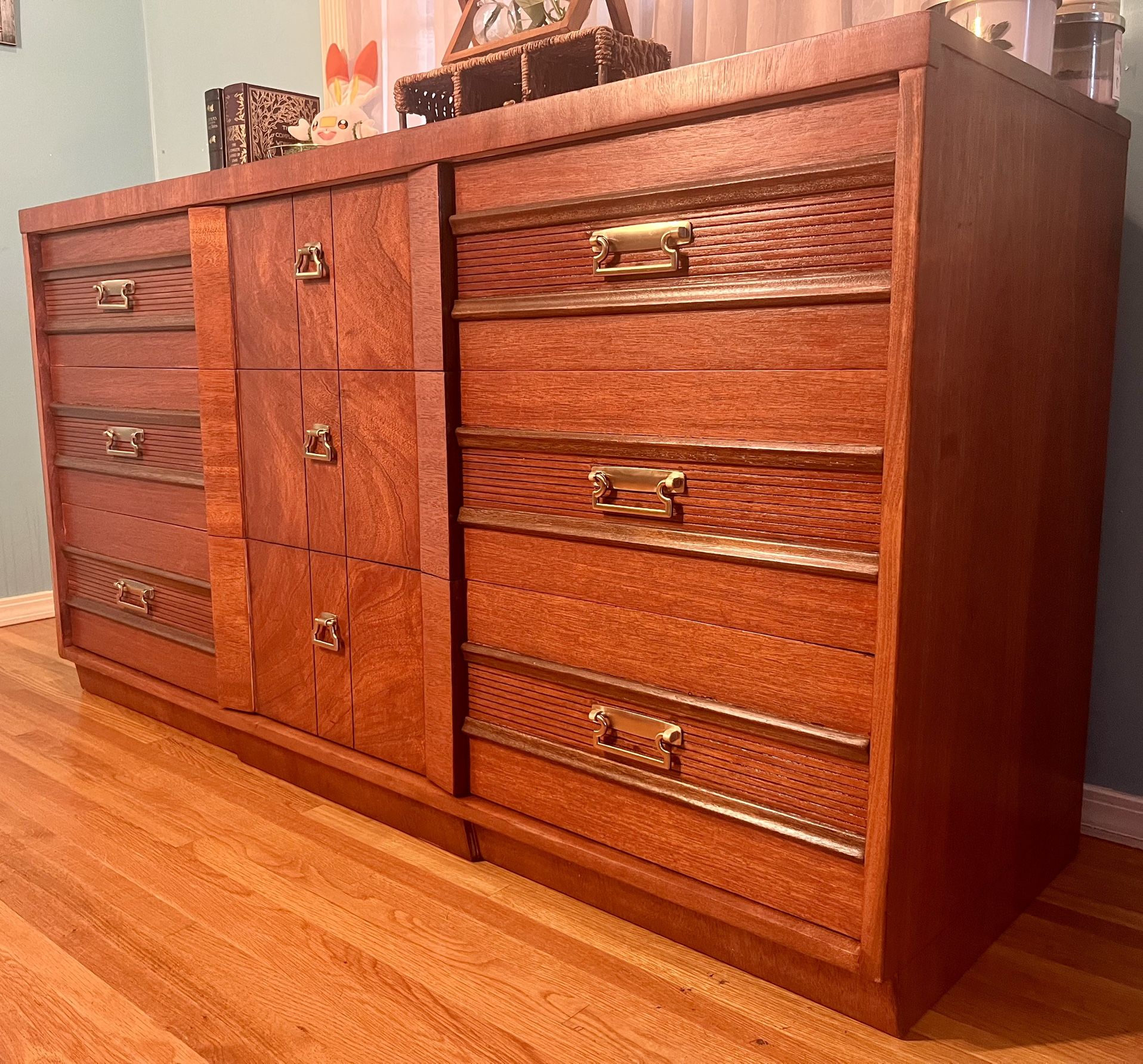 Vintage Mid Century Modern 9 Drawer Dresser Circa 1950