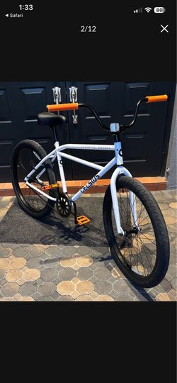 The Celsius Essential Energy 26-inch single-speed beach and city cruiser