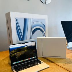 2022 Apple MacBook Air 13” M2 Chip 8GB RAM with Touch ID Laptop  Warranty Included‼️with Box 